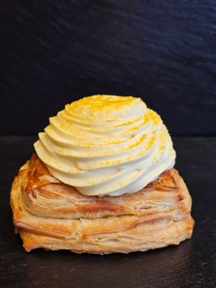 Passion/lys chokolade: Marcipan, nøddecreme, lys chokoladecreme, passionsfrugtmousse, toppet med frysetørret passionsfrugt.