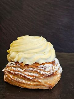 Vaniljemousse m. lemon curd: Marcipan, lemoncurd, vaniljemousse, toppet med flormelis.