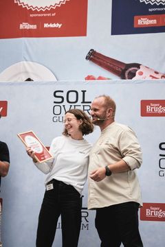 Vinder i kategorien INNOVATION - Bælgfrugt Shoyu med keu account manager, Caroline Ammentorp, fra Nocla AS sammen med vært og stifter af Sol over Gudhjem Mikkel Marschall