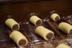 Træstammer overtrækkes med belgisk chokolade.