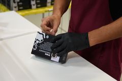 Irma Træstammer pakkes til butikkerne.