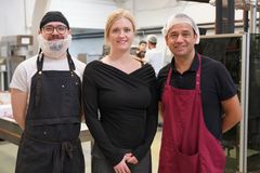 De stolte iværksættere i produktionshallen i Albertslund f.v: COO & medstifter, Jonas Søndergaard Schmidt, CMO & stifter, Anja Bindesbøll og CCO & medstifter, Alexander Afreedi.