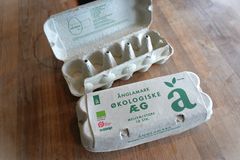 Når kunderne i Coops butikker køber æg denne påske vil de opdage en ændring af udseendet på bakken med 10 æg fra Änglamark, Coops mest solgte æggebakke.