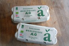 Tekst og grafik på Coops mest populære æggebakke, Änglamark 10 stk., bliver nu printet direkte på pappet i stedet for at blive trykt på et påklistret mærkat.