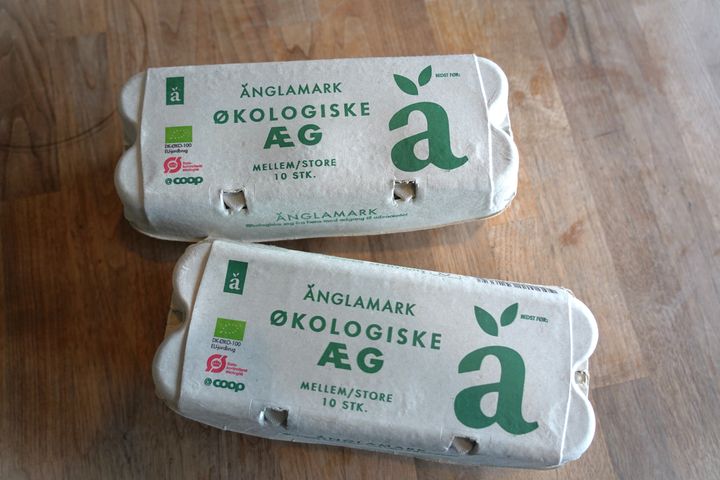 Tekst og grafik på Coops mest populære æggebakke, Änglamark 10 stk., bliver nu printet direkte på pappet i stedet for at blive trykt på et påklistret mærkat.