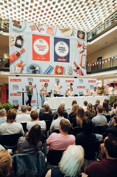 Dommerne tager plads, klar til finalen