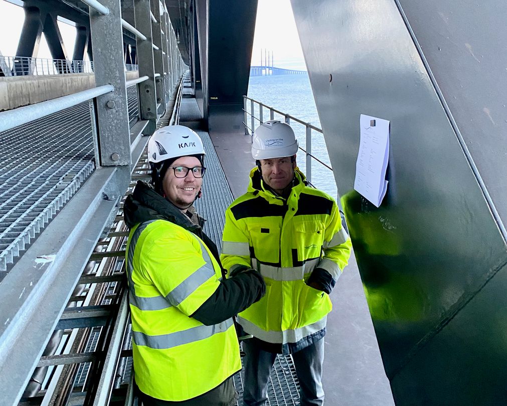 Øresundsbron har indgået kontrakt med Ahnelövs Industrimålning for de kommende års malerarbejde. Tony Ahnelöv, adm. direktør hos Ahnelövs Industrimålning, og Øresundsbrons adm. direktør Linus Eriksson underskrev kontrakten på broen.