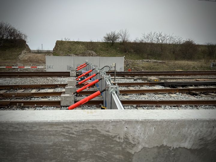 En ny mobil stormflodssikring vil beskytte togskinnerne til og fra Øresundstunnelen.