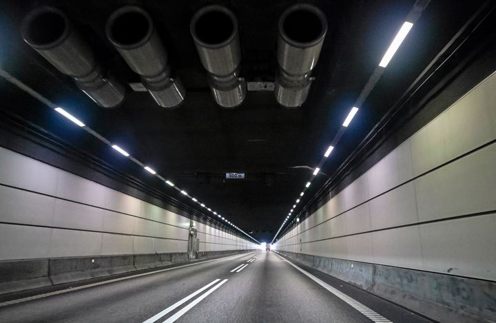 Foto af en tunnelsektion med flere parallelle rør og et dobbeltrettet kørespor.