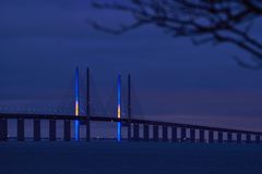 Øresundsbron lyser op for at ære ofrene ved et skoleskyderi i Örebro.