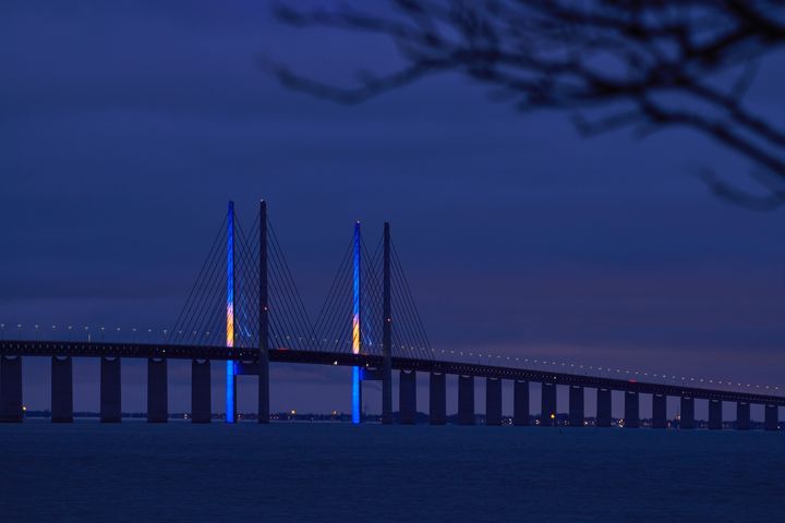 Øresundsbron lyser op for at ære ofrene ved et skoleskyderi i Örebro.