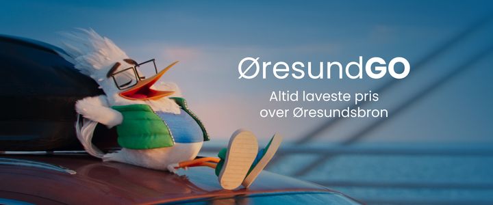 En%20animeret%20fugl%20med%20briller%20og%20vest%20sidder%20afslappet%20p%E5%20taget%20af%20en%20bil.%20Tekst%3A%20%22%D8resundGO%20-%20Altid%20laveste%20pris%20over%20%D8resundsbron%22.