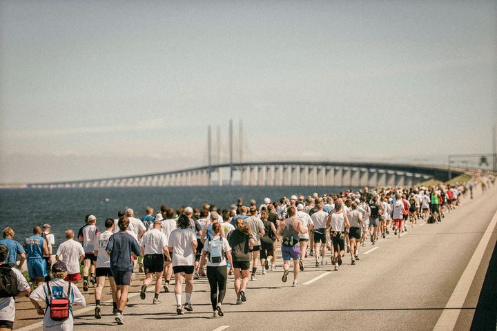 Billede af deltagere, der løber mod Øresundsbroen under Broløbet 2025.