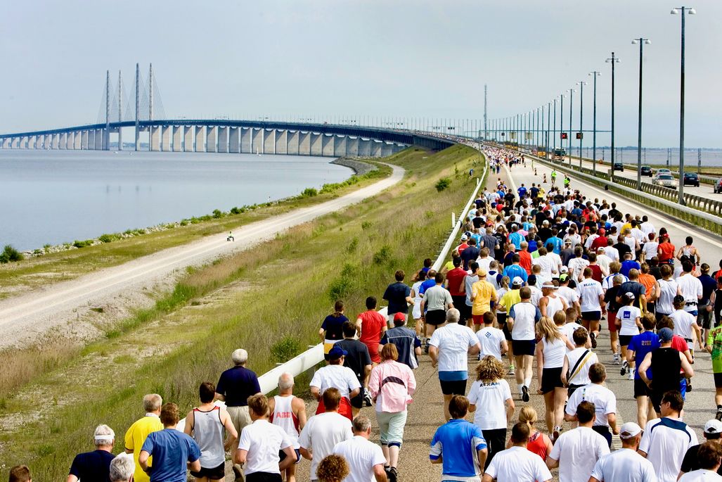 Alle deltagere i Broløbet 2025 opfordres til at vælge arrangørernes transportløsninger – bus eller tog – og til ikke at køre eller køre i bil over Øresundsbron under løbet. Læs mere på https://brolobet2025.dk/transport/