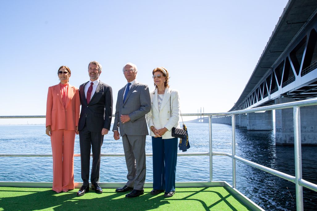 Deres Majestæter Kongen og Dronningen af Danmark og Deres Majestæter Kongen og Dronningen af Sverige mødtes på Peberholm i forbindelse med Øresundsbrons 25-års jubilæum.