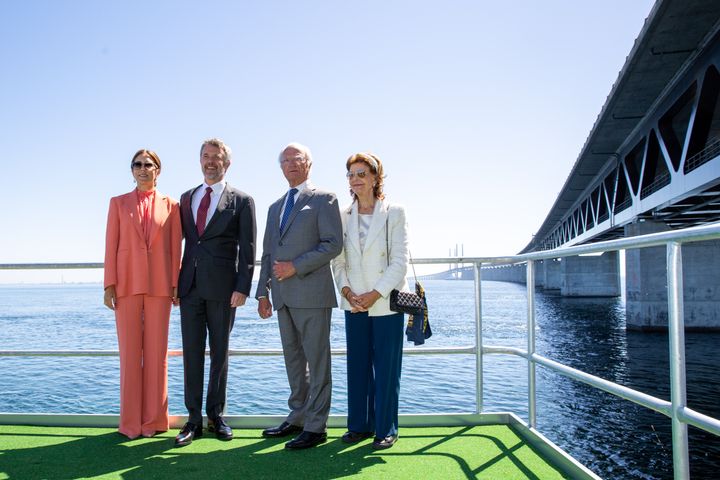 Deres Majestæter Kongen og Dronningen af Danmark og Deres Majestæter Kongen og Dronningen af Sverige mødtes på Peberholm i forbindelse med Øresundsbrons 25-års jubilæum.