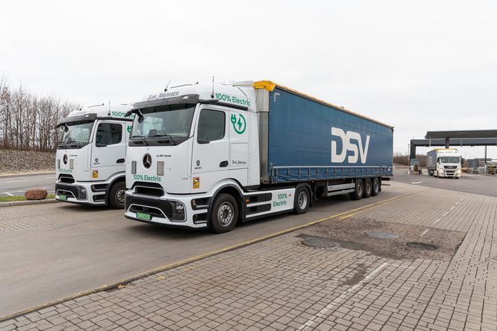 To%20last-lastbiler%20med%20100%25%20elektrisk%20m%E6rkning%20parkeret%20ved%20siden%20af%20hinanden%20p%E5%20en%20vej.