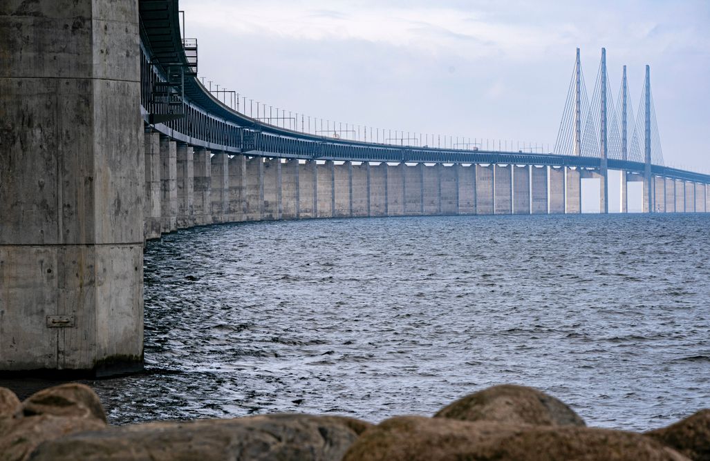 Billede af Øresundsbron set fra kysten.