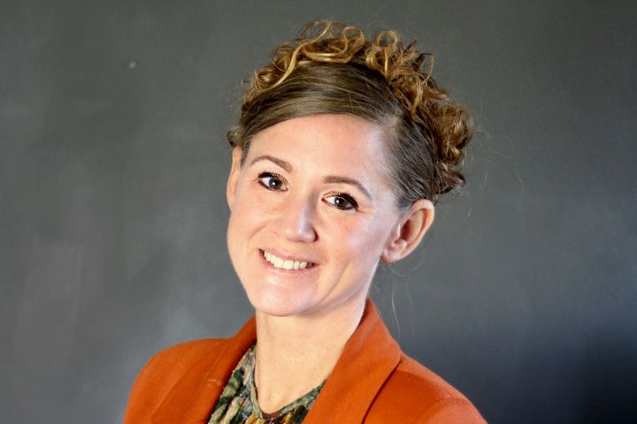 Åsa Melvanius i en orange jakke.