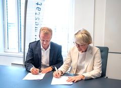Kontrakten skrives under af Ida Sofie Jensen og Leif Rune Skymoen.