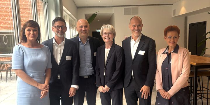 Fra venstre ses Indenrigs- og Sundhedsminister Sophie Løhde. Mads W.Ø. Larsen, 1. Næstforperson i Lifs bestyrelse og General Manager for Novo Nordisk Danmark A/S. Anders Kühnau, Formand for Danske Regioner. Ida Sofie Jensen, Koncernchef i Lif. Anders Thelborg, Formand for Lifs bestyrelse og General Manager i BMS Denmark. Thea Larsen, 2. Næstforperson i Lif’s bestyrelse og Business Director Oncology, Scandinavia & Country Lead Denmark, Abbvie.