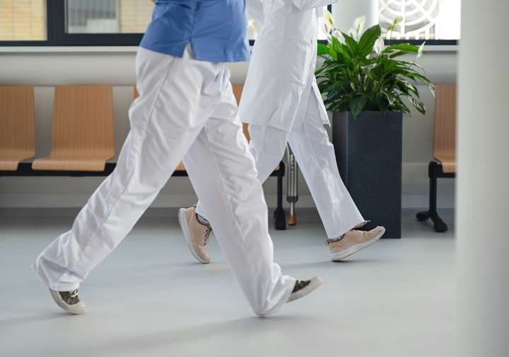 Et for ensidigt fokus på lavere priser på medicin i regionerne kan gå udover kvaliteten i behandlingen, lyder det fra Lægemiddelindustriforeningen, Lif. Som det er i dag, bliver selv helt nye, innovative lægemidler ligestillet med ældre lægemidler i de offentlige udbud, også selvom de over tid kan betyde lavere medicinudgifter og mindre pres på sundhedsvæsenet.