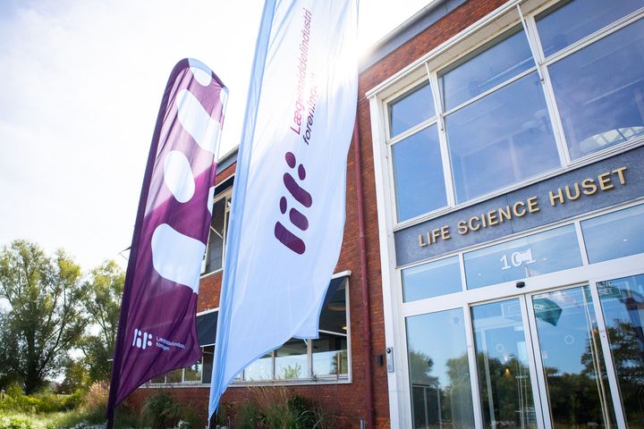 At medicinalindustrien trækker væksten i dansk økonomi er ikke en selvfølge i en tid med stor global usikkerhed og ændrede markedsvilkår for industrien. "Den amerikanske regering har på det seneste ændret spillereglerne på verdens største marked for lægemidler, og det kommer også til at have konsekvenser i Europa og Danmark," siger Henrik Vestergaard, fungerende koncernchef i Lægemiddelindustriforeningen, Lif.