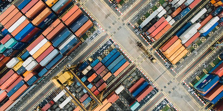 "Vi har vænnet os til, at økonomien bare banker derudad, men bag de flotte tal er virkeligheden, at vi er nødt til at handle nu, hvis vores industri også i fremtiden skal trække læsset i dansk økonomi,” siger Thomas Senderovitz, administrerende direktør i Lægemiddelindustriforeningen, Lif.