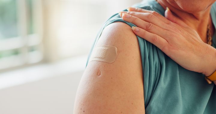 “Ifølge SSI blev over 700.000 danskere over 65 år vaccineret mod pneumokokker alene i 2020. De vil efter gældende anbefalinger have behov for revaccination i år. Derfor er det på høje tid, at der tages stilling til, om vaccinationsprogrammet skal genindføres,” siger Tyge Arnold Canto Larsen.