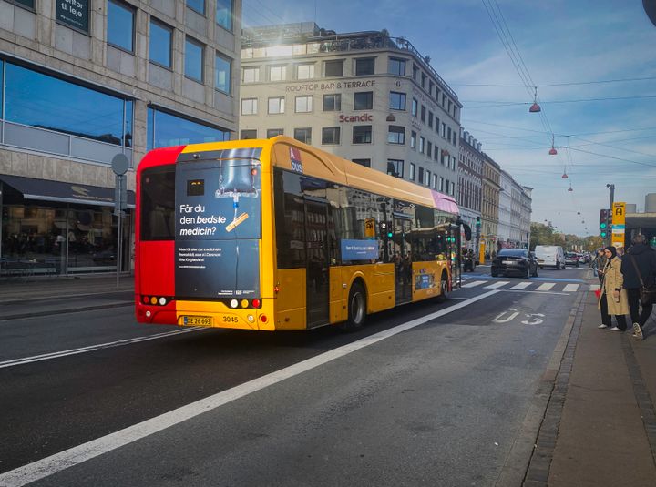 I de kommende uger vil man kunne se budskaber om danskernes adgang til ny medicin på bagsiden af busserne i København, Aarhus, Odense, Aalborg og Esbjerg. Her fra Nørreport i København.