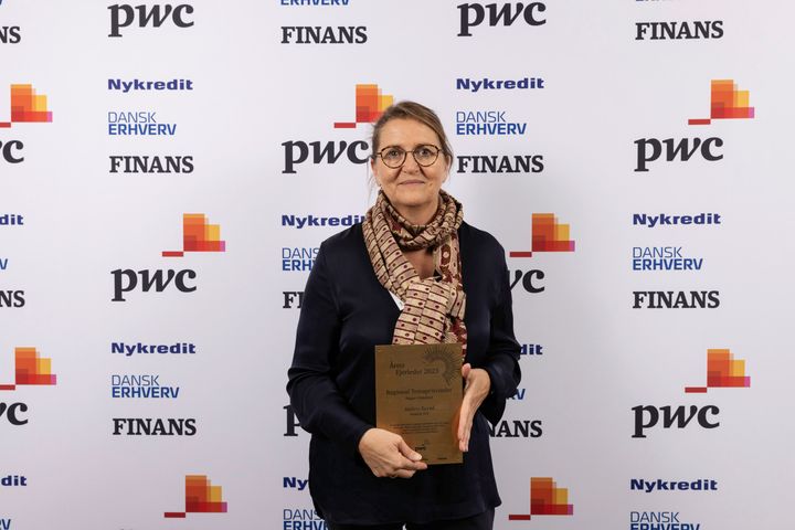 Mette Bendix, product director hos Kvadrat, tog imod temaprisen på vegne af Anders Byriel