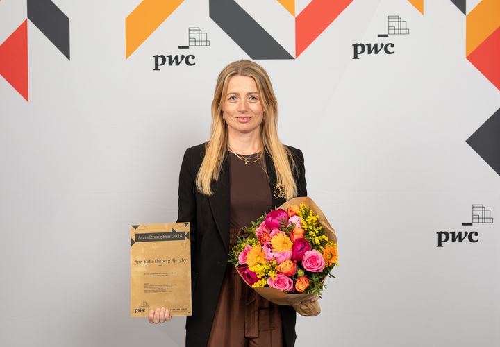 Ann-Sofie Østberg Bjergby, CFO hos AKF, modtager prisen som Rising Star 2024