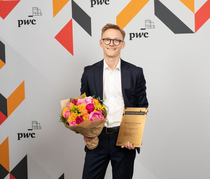 Nikolaj Holm Hansen, CFO & Senior Director for Netto Polen, modtager prisen som Rising Star 2024