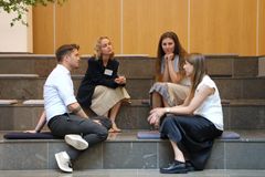 Studerende fra forskellige studieretninger diskuterer AI hos PwC i Hellerup