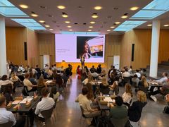 Lars Baungaard, adm. direktør i PwC, byder de unge velkommen til PwC's Summer Academy