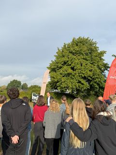 Keld Allan Nielsen, partner i PwC i Aarhus, byder velkommen til Ung privatøkonomi på Strandskolen i Aarhus