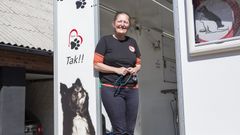 Dyrlæge foran mobil dyreklinik