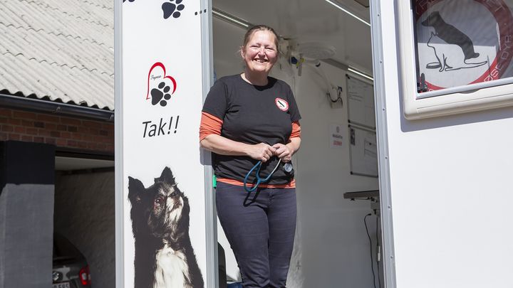 Dyrlæge foran mobil dyreklinik