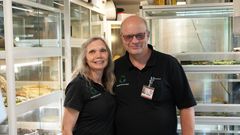 Pernille og Claus Thomsen foran terrariet i Krybdyrinternatet