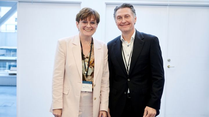 Billede af Pernille Backhausen, bestyrelsesforperson for fonden, og Henrik Knaack, direktør for Dyreværnet, til fondens årlige uddelingsarrangement 3. november 2025, som blev afholdt på det Kgl. Vajsenshus.