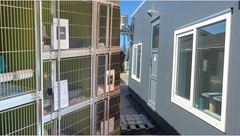 På billedet ses Dyreværnets nye kattemodtagelse både udefra og indefra. En grå pavillon med et stort vindue til højre og et billede fra det ene af de to indre rum, som er indrettet med katteværelser.