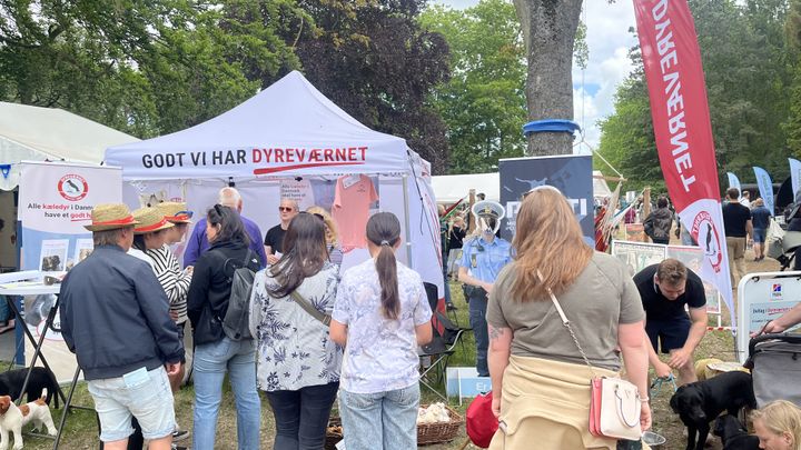 Stand med Dyreværnet på Roskilde Dyrskue med besøgende, bannere og information om dyrevelfærd.