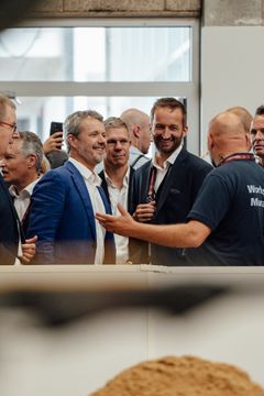 H.M. Kongen står med CEO for EuroSkills Herning 2025, Henrik Kjeldsen