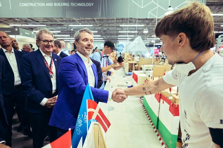 H.M. Kongen møder fagatleten Niels Næraa-Nicolajsen til EuroSkills Herning 2025