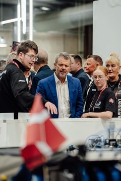 H.M. Kongen møder fagatleterne Magnus Holmgaard Jørgensen og Sofie Nørremark Rasmussen til EuroSkills Herning 2025
