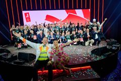 Alle vinderne samlet på scenen efter afslutningsceremonien ved DM i Skills 2026