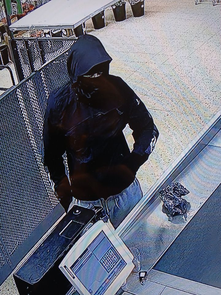 Gerningsmand%20fra%20R%F8veri%20i%20Them.%20Signalement%3A%20Mand%2C%20talte%20dansk%2C%20hvid%20hudfarve%2C%20ca.%20185-190%20cm%20h%F8j%2C%20if%F8rt%20sort%20hoodie%20med%20h%E6tte%20trukket%20op%2C%20elefanthue%2C%20m%F8rke%20bukser%2C%20og%20medbragte%20pose.