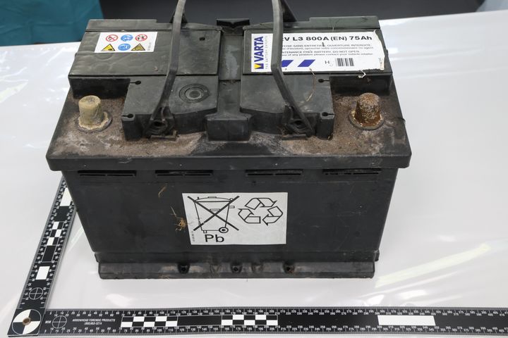 Batteri%2C%20der%20blev%20brugt%20til%20at%20holde%20afd%F8de%20nedsunket%20i%20vandet.