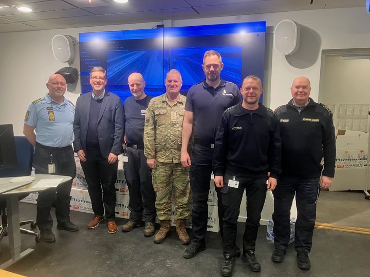 Syv%20myndighedspersoner%20st%E5r%20sammen%20p%E5%20politig%E5rden%20i%20Aarhus%20under%20snevejret.