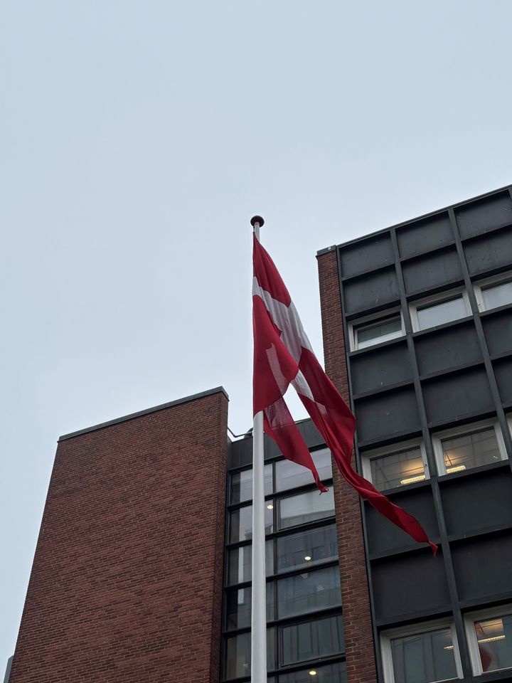 Dannebrog%20vajer%20foran%20Politig%E5rden%20i%20Aarhus%20p%E5%20valgdagen%20for%20folketingsvalget%2C%20tirsdag%20den%2024.%20marts%202026.